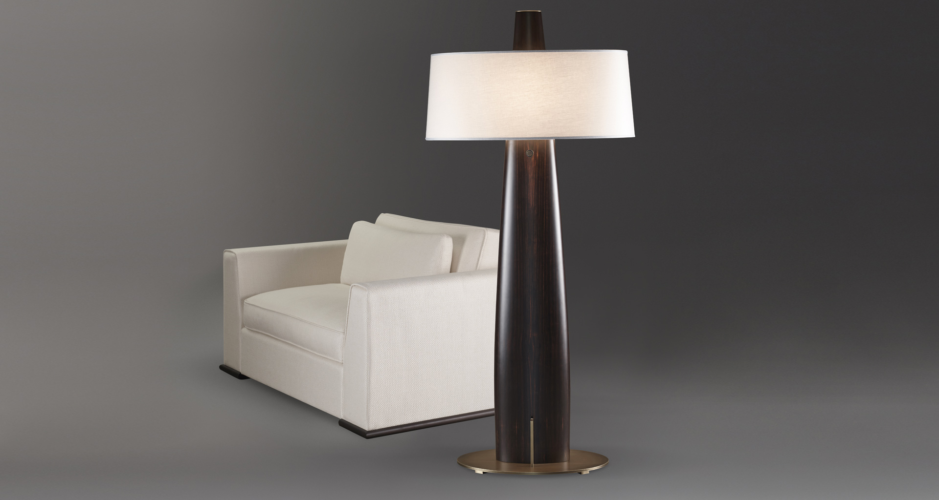 Fosca è una lampada da terra a LED in legno con base in bronzo e paralume in cotone, lino o seta bordata a mano, del catalogo di Promemoira | Promemoria