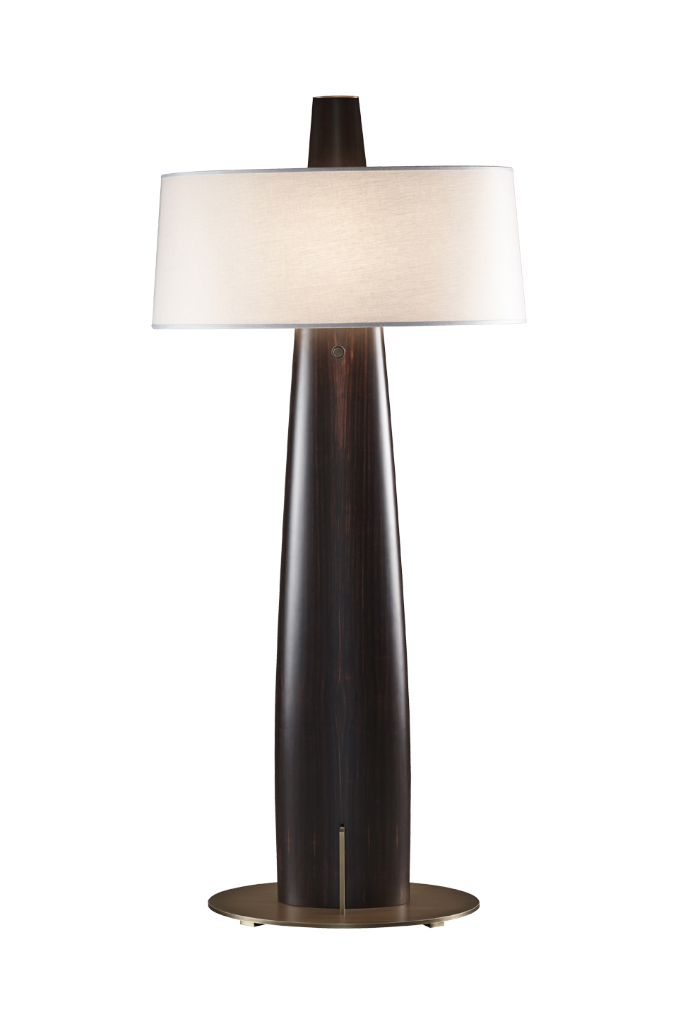 Fosca est un lampadaire LED en bois avec un piètement-socle en bronze et un abat-jour en coton, lin ou soie avec bordure cousue main. Ce luminaire figure dans le catalogue Promemoria | Promemoria