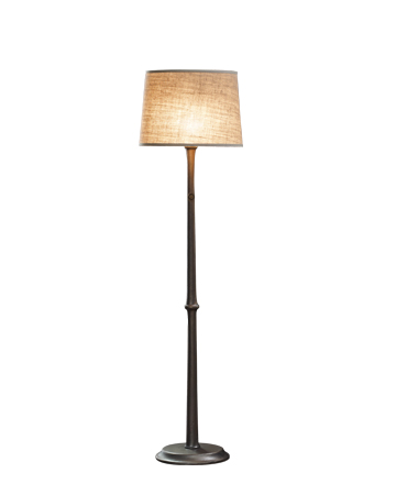 Françoise est un lampadaire LED avec un pied en bronze et un abat-jour en lin, coton ou soie avec bordure cousue main. Ce luminaire figure dans le catalogue Promemoria | Promemoria
