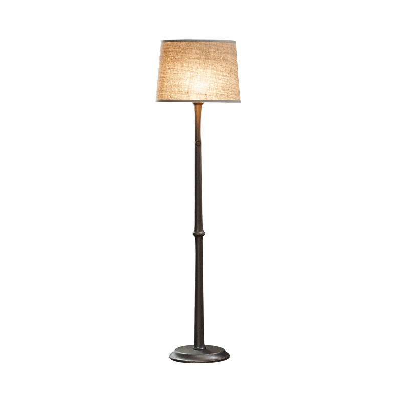 Françoise est un lampadaire LED avec un pied en bronze et un abat-jour en lin, coton ou soie avec bordure cousue main. Ce luminaire figure dans le catalogue Promemoria | Promemoria