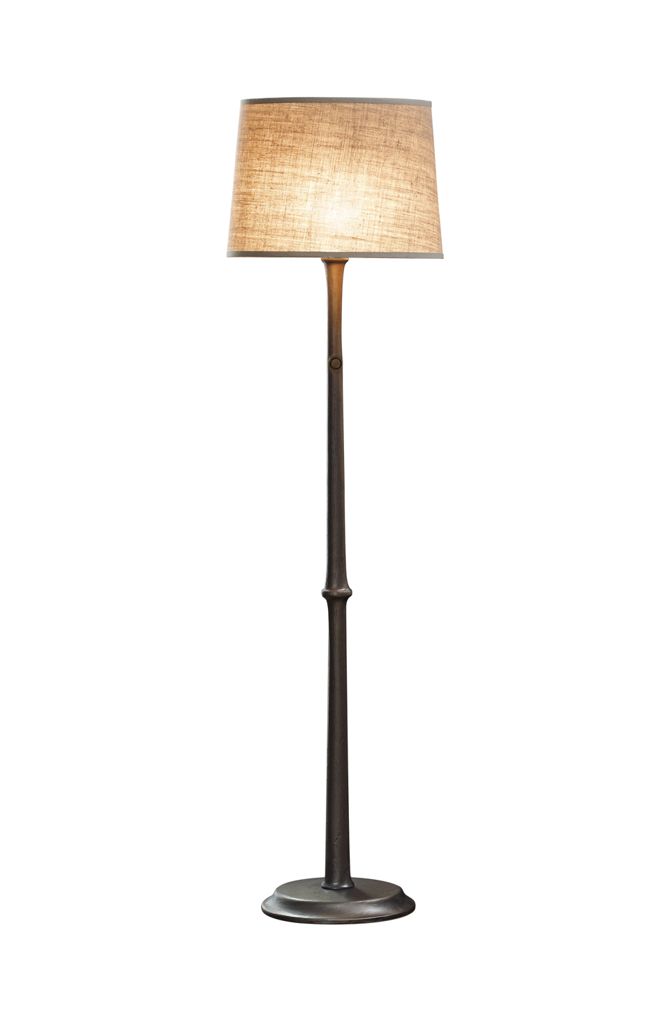 „Françoise“ ist eine LED-Stehleuchte mit Bronzestruktur und Lampenschirm aus Leinen, Baumwolle oder Seide mit handgenähter Borte, aus dem Katalog von Promemoria | Promemoria