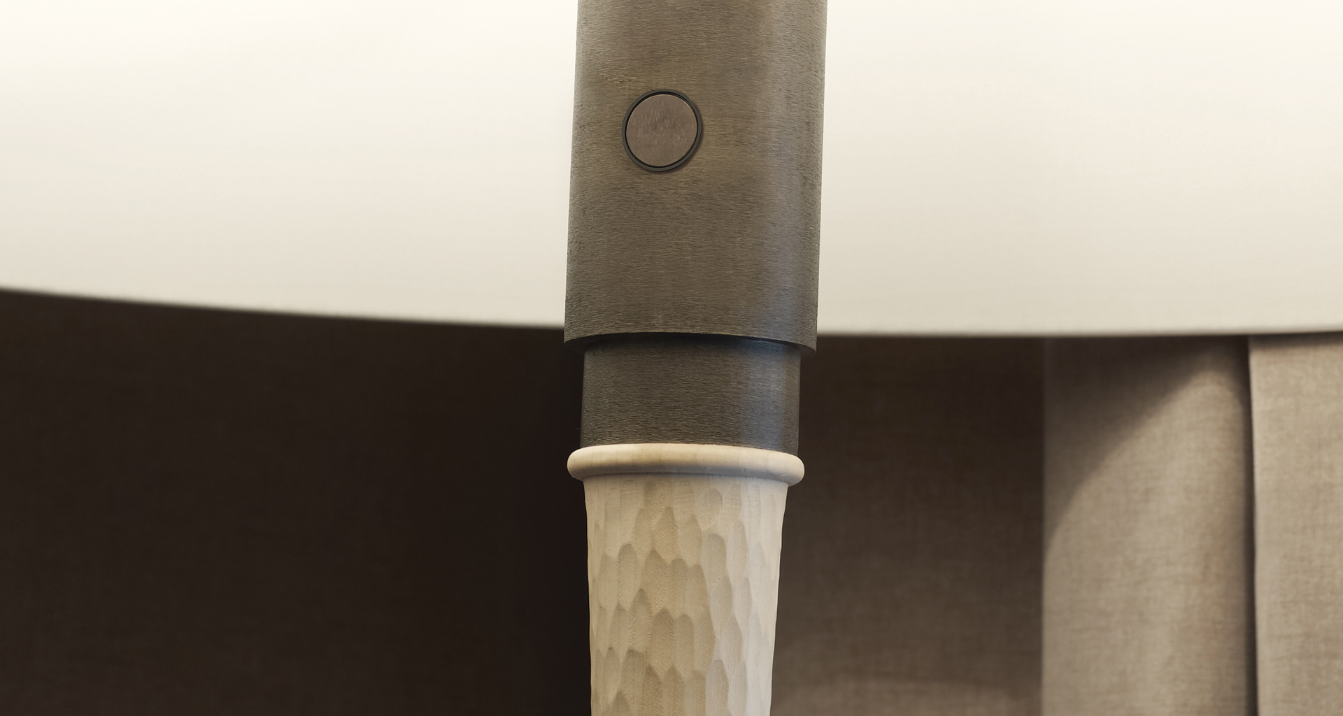 Dettaglio di Georges, lampada da terra a LED con struttura in legno, base in bronzo e paralume con rientranze, del catalogo di Promemoria | Promemoria