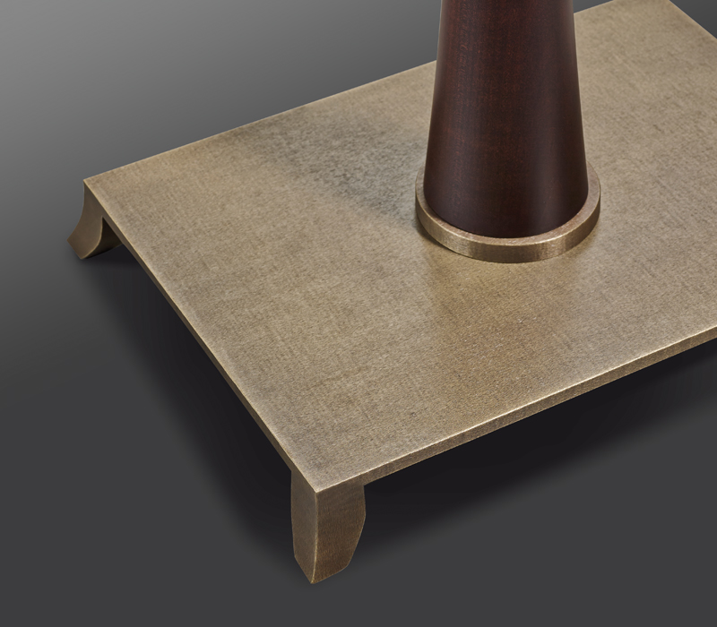 Dettaglio della base in bronzo di Georges, lampada da terra a LED con struttura in legno e paralume con rientranze, del catalogo di Promemoria | Promemoria