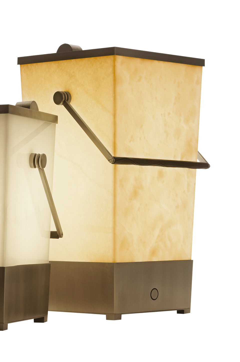 Hara è una lampada da terra a LED senza fili, a forma di secchiello con un manico in bronzo rivestito in pelle, del catalogo di Promemoria | Promemoria
