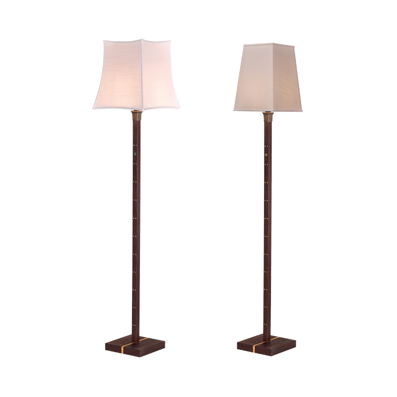 Ida è una lampada da terra a LED in wengé con dettaglio in bronzo e paralume in lino, cotone o seta bordata a mano, del catalogo di Promemoria | Promemoria