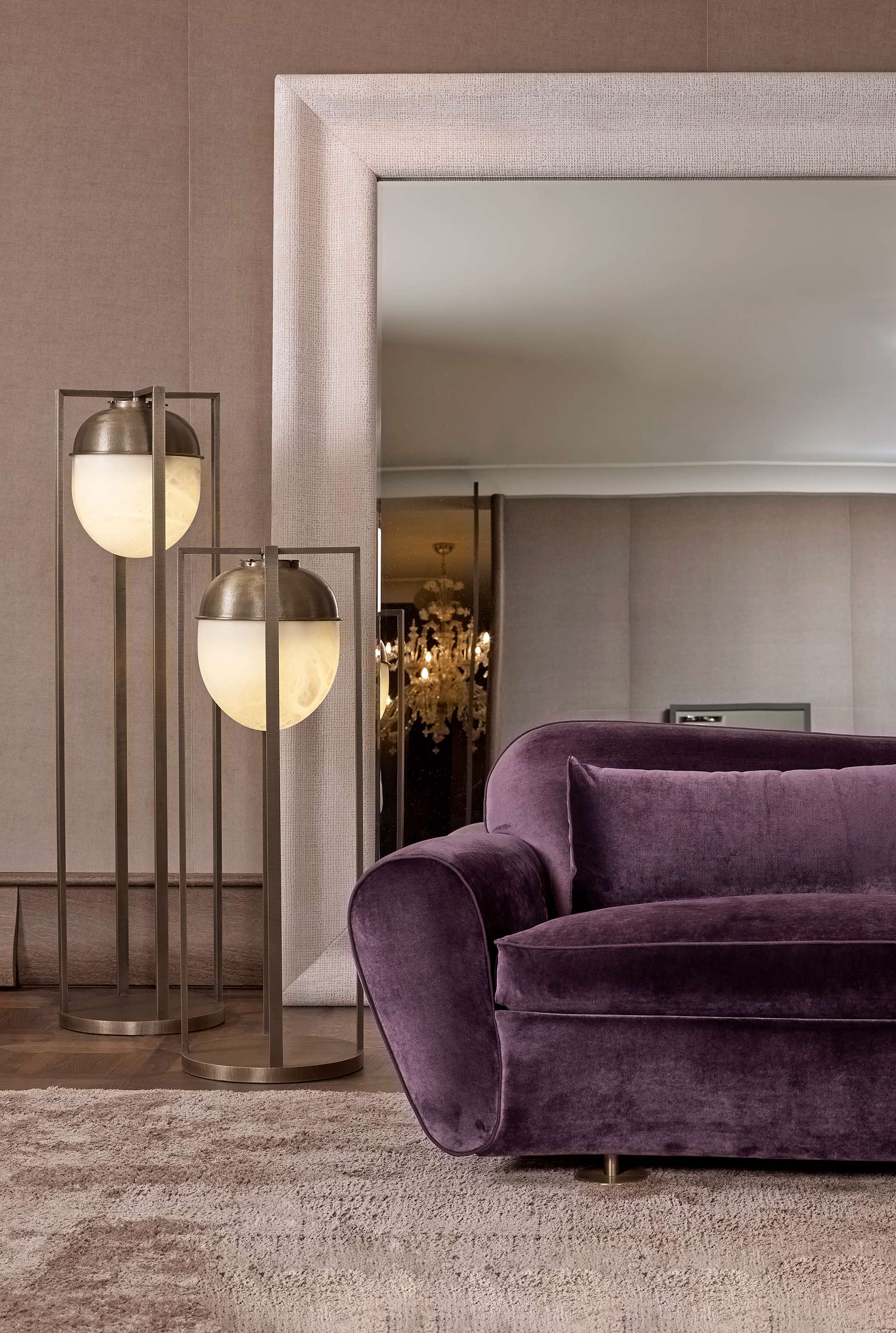 Jorinda è una lampada da terra a LED con struttura in bronzo e paralume in alabastro, del catalogo di Promemoria | Promemoria