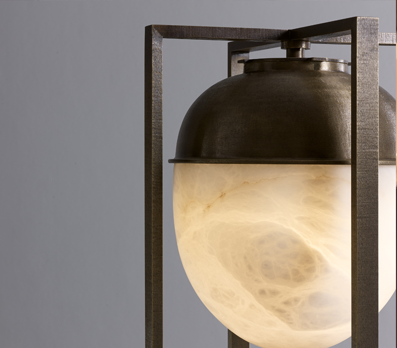 Détail de Jorinda, lampe de sol ou lampadaire LED avec une structure en bronze et un abat-jour en albâtre. Ce luminaire figure dans le catalogue Promemoria | Promemoria