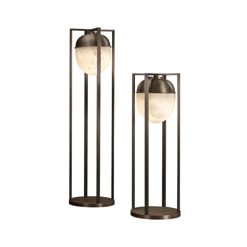 „Jorinda“ ist eine LED-Stehleuchte mit einer Grundstruktur aus Bronze und einem Lampenschirm aus Alabaster, aus dem Katalog von Promemoria | Promemoria