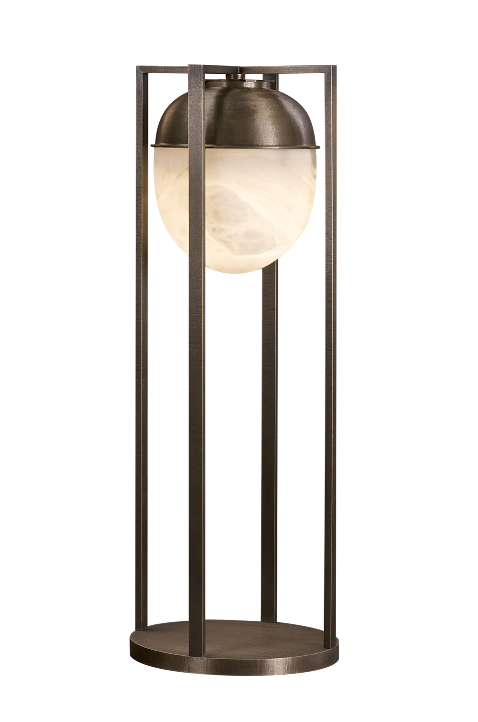 Jorinda est une lampe de sol ou un lampadaire LED avec une structure en bronze et un abat-jour en albâtre. Ce luminaire figure dans le catalogue Promemoria | Promemoria