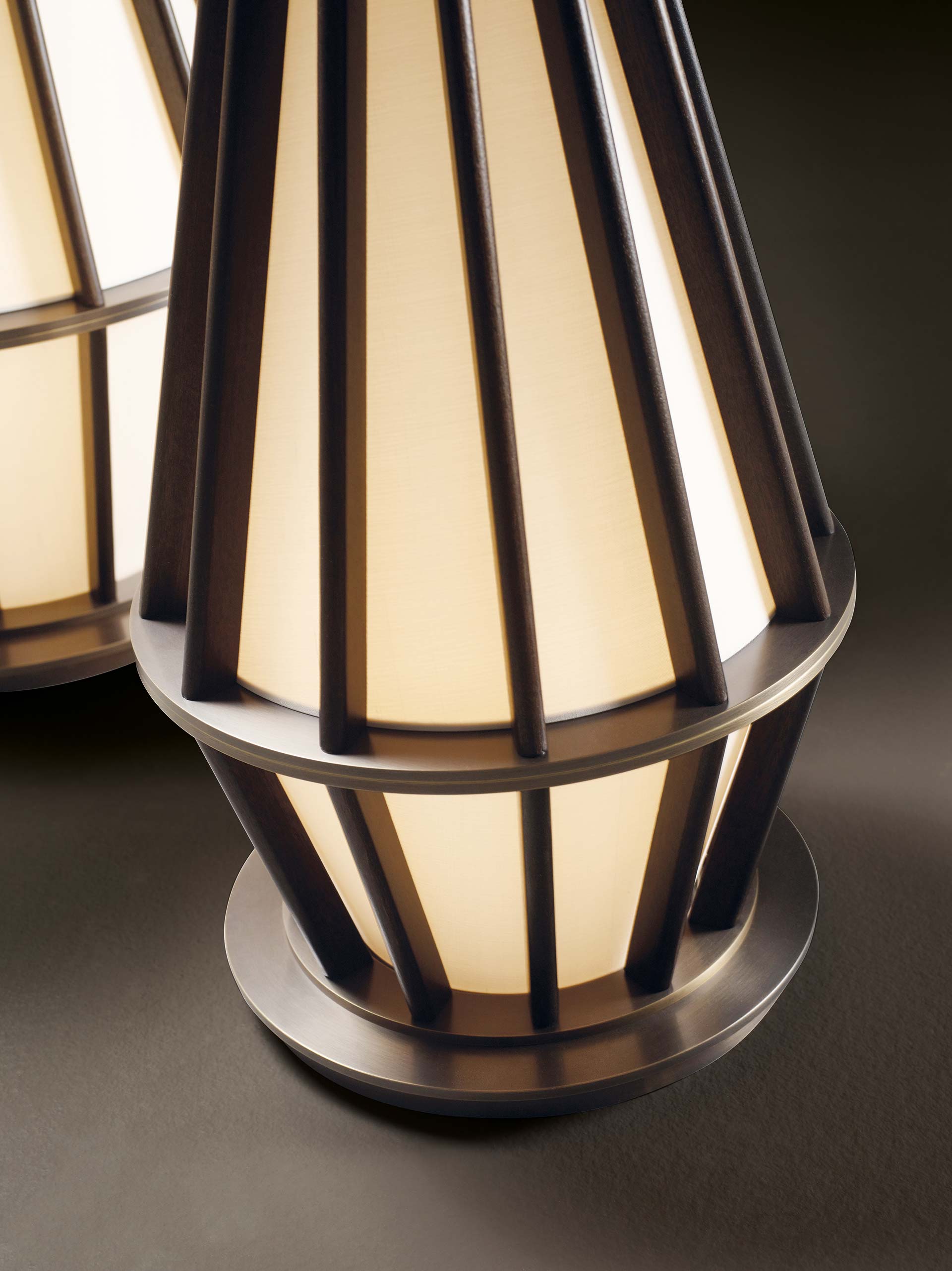 Mirtilla è una lampada da terra a LED con struttura in bronzo e legno e paralume in seta, della collezione Amaranthine Tales di Promemoria | Promemoria