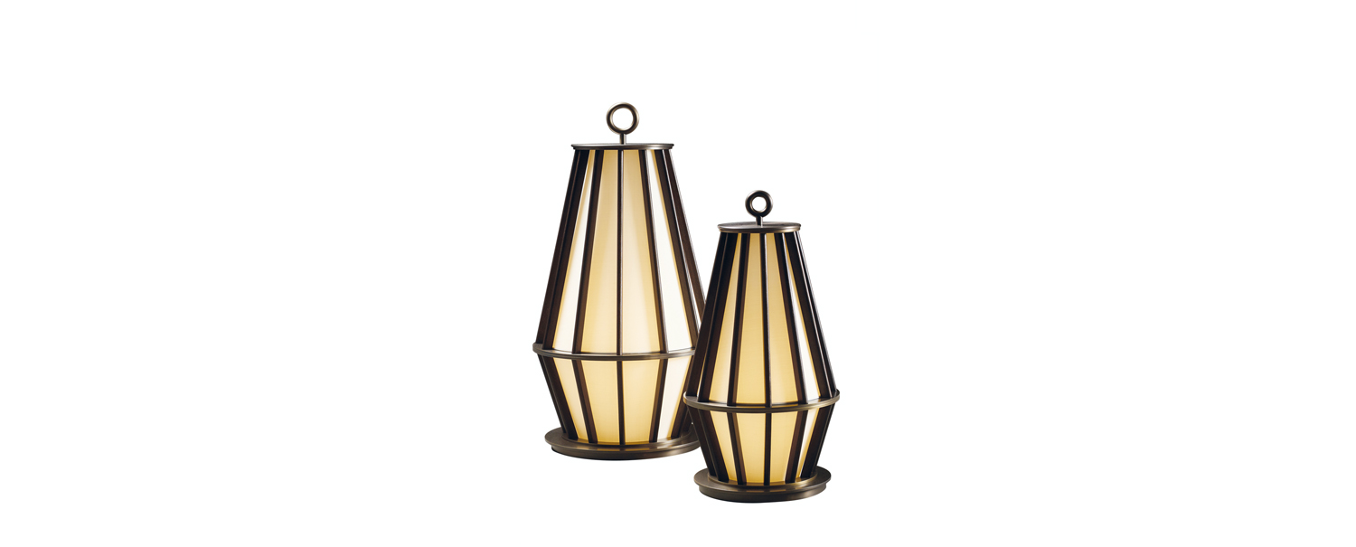 /mediaMirtilla%20è%20una%20lampada%20da%20terra%20a%20LED%20con%20struttura%20in%20bronzo%20e%20legno%20e%20paralume%20in%20seta,%20della%20collezione%20Amaranthine%20Tales%20di%20Promemoria%20|%20Promemoria