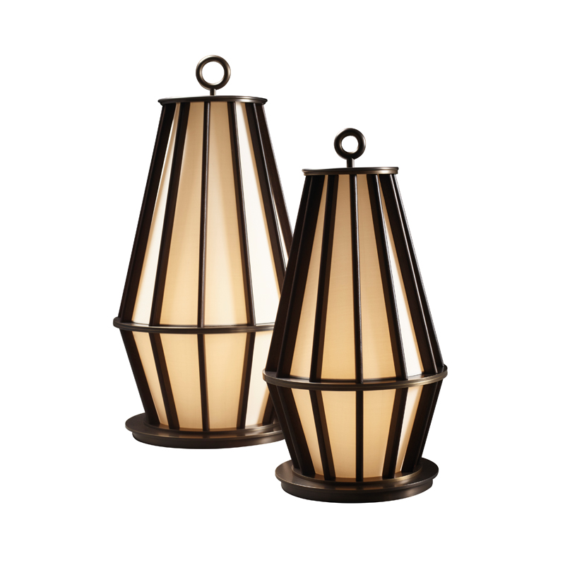 Mirtilla est une lampe de sol LED, avec une structure en bois et en bronze et un abat-jour en soie. Ce luminaire appartient à la collection « Amaranthine Tales » de Promemoria | Promemoria