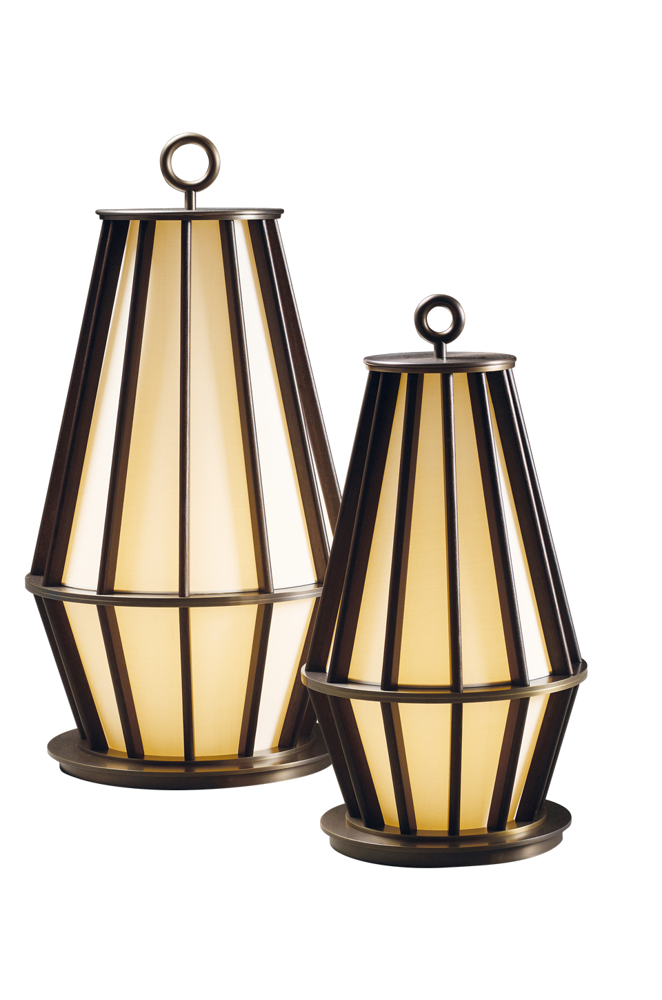 Mirtilla est une lampe de sol LED, avec une structure en bois et en bronze et un abat-jour en soie. Ce luminaire appartient à la collection « Amaranthine Tales » de Promemoria | Promemoria
