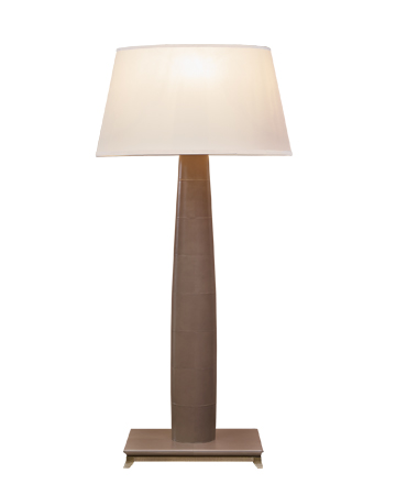 Pia è una lampada da terra a LED con struttura in legno, base in bronzo o rivestita in pelle e paralume bordato a mano, del catalogo di Promemoria | Promemoria