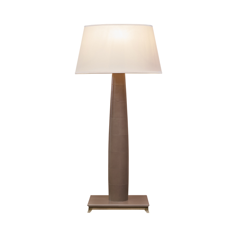 Pia è una lampada da terra a LED con struttura in legno, base in bronzo o rivestita in pelle e paralume bordato a mano, del catalogo di Promemoria | Promemoria