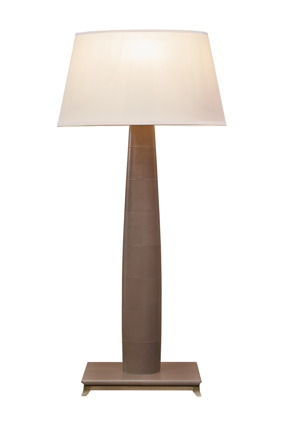 „Pia“ ist eine LED-Stehleuchte mit einer Grundstruktur aus Ebenholz oder mit einem Sockel aus Bronze oder alternativ einem lederbezogenen Sockel und einem Lampenschirm mit handgenähter Borte, aus dem Katalog von Promemoria | Promemoria