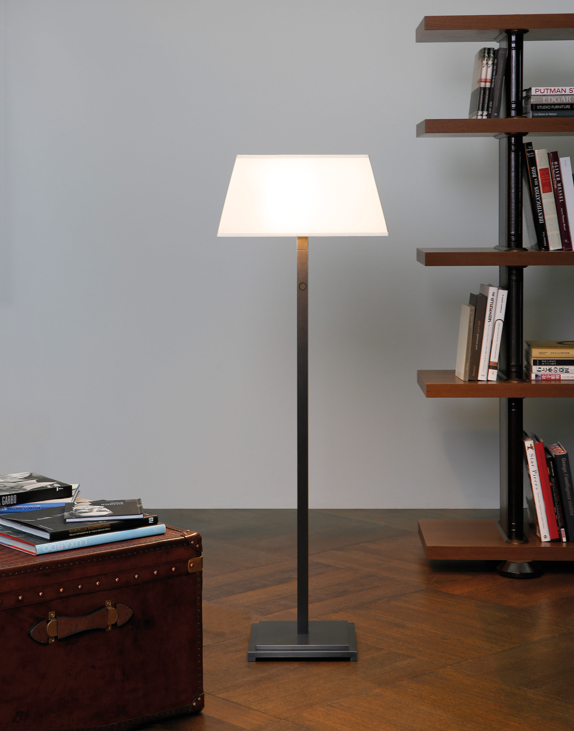 Warry Bronzo è una lampada da terra a LED in bronzo con paralume in lino, cotone o seta bordata a mano e diffusori in metacrilato, del catalogo di Promemoria | Promemoria