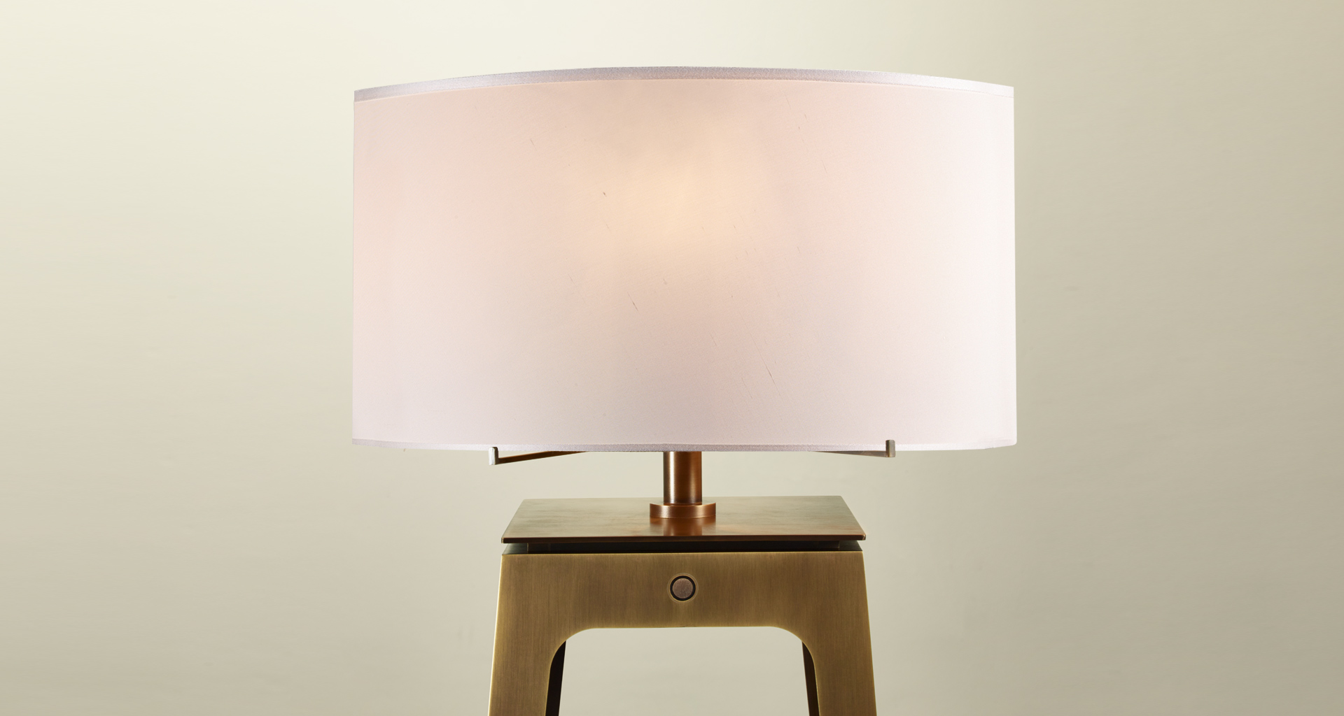 Dettaglio di Warwick, lampada da terra a LED in bronzo con paralume in seta con bordo fatto a mano, della collezione The London Collection di Promemoria | Promemoria