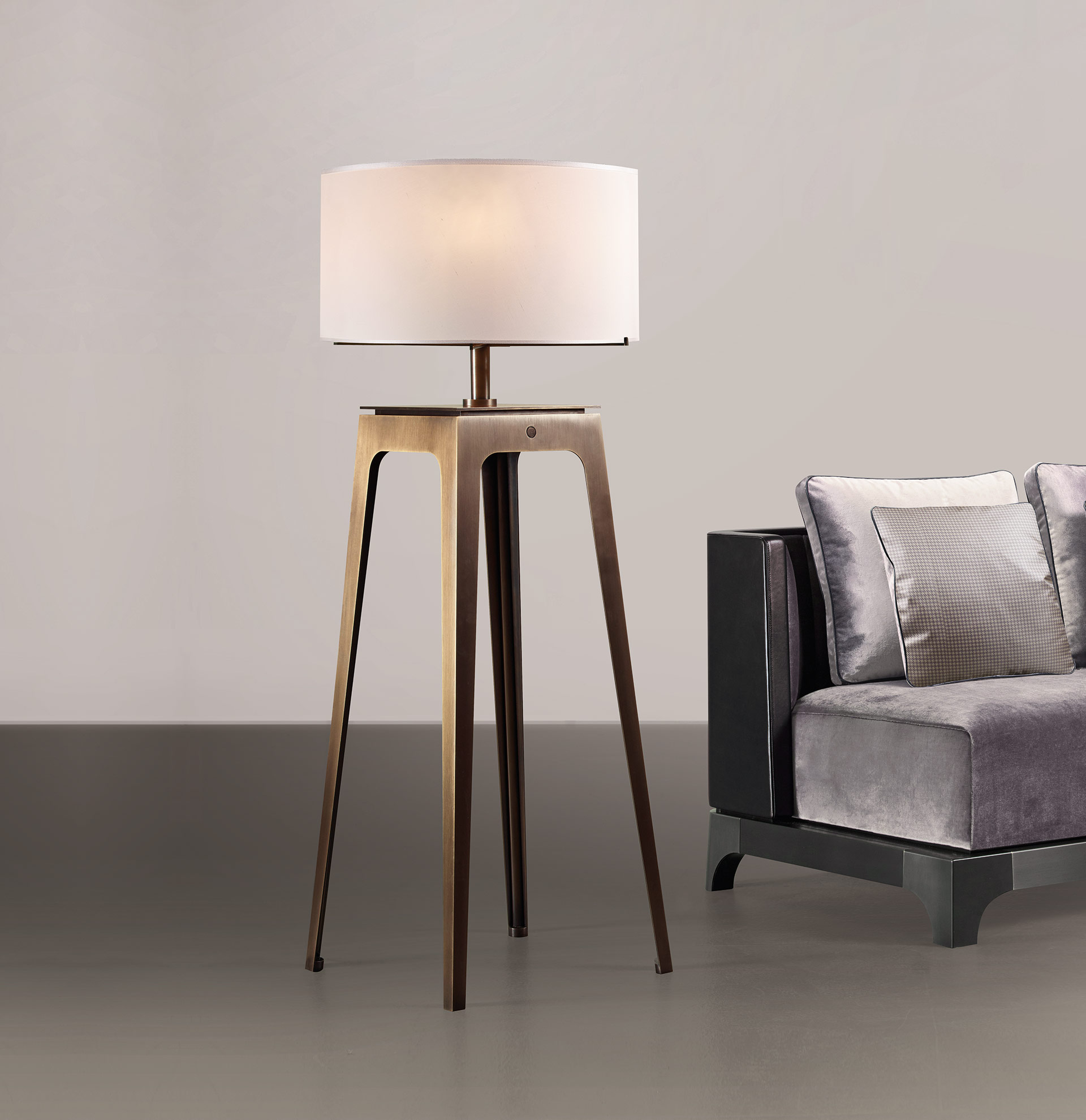 Warwick è una lampada da terra a LED in bronzo con paralume in seta con bordo fatto a mano, della collezione The London Collection di Promemoria | Promemoria