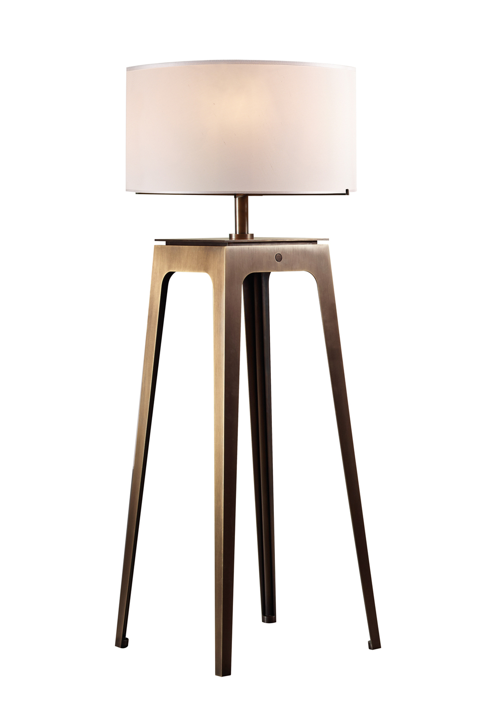 Warwick è una lampada da terra a LED in bronzo con paralume in seta con bordo fatto a mano, della collezione The London Collection di Promemoria | Promemoria