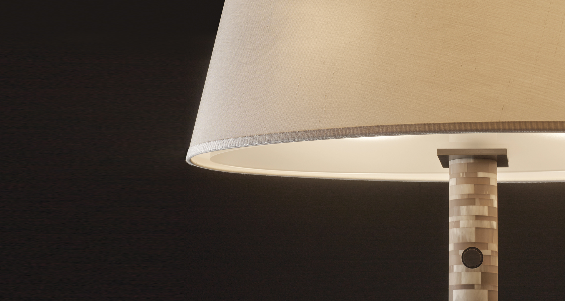 Dettaglio di Zebù, lampada da lettura a LED in corno, con accensione al tocco, dettagli in bronzo e paralume in lino, cotone o seta con bordi fatti a mano, del catalogo di Promemoria | Promemoria