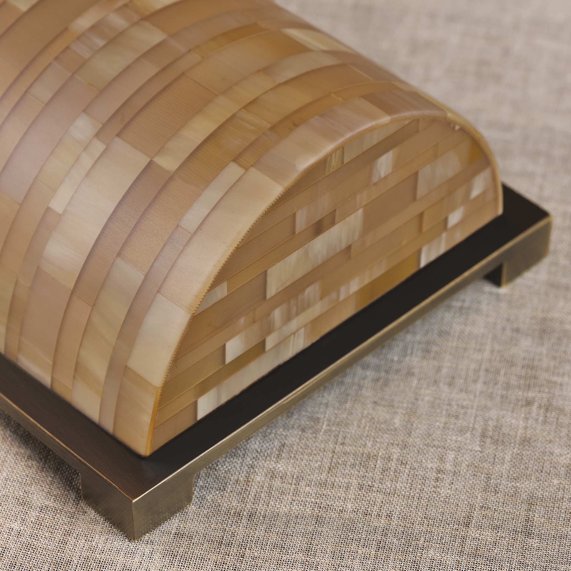 Dettaglio della base in bronzo di Zebù, lampada da lettura a LED in corno, con accensione al tocco, dettagli in bronzo e paralume in lino, cotone o seta con bordi fatti a mano, del catalogo di Promemoria | Promemoria