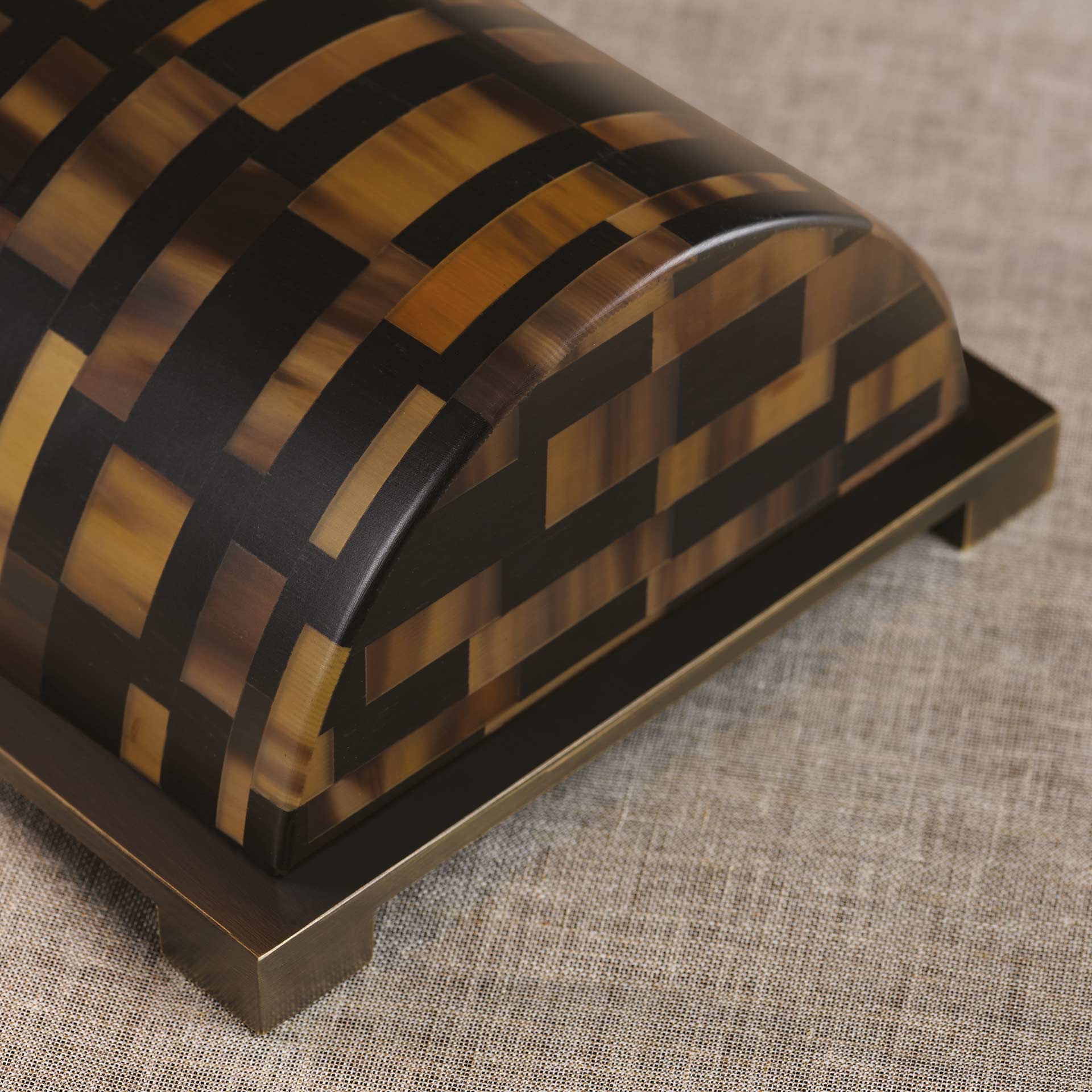 Dettaglio della base in bronzo di Zebù, lampada da lettura a LED in corno, con accensione al tocco, dettagli in bronzo e paralume in lino, cotone o seta con bordi fatti a mano, del catalogo di Promemoria | Promemoria