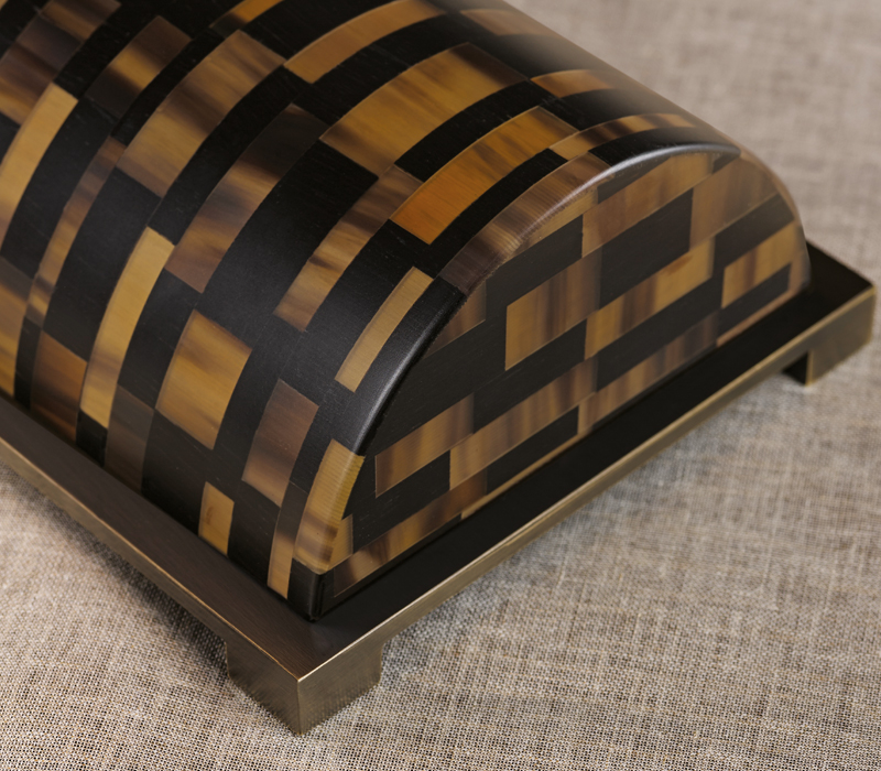 Dettaglio della base in bronzo di Zebù, lampada da lettura a LED in corno, con accensione al tocco, dettagli in bronzo e paralume in lino, cotone o seta con bordi fatti a mano, del catalogo di Promemoria | Promemoria