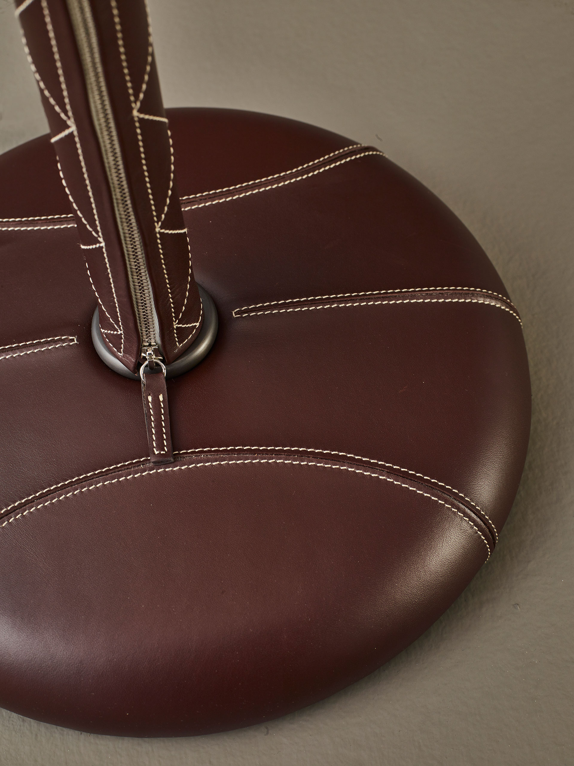 Dettaglio del rivestimento in pelle di Zip, lampada da terra a LED con struttura in legno con dettagli in bronzo, paralume in lino, cotone o seta con bordo fatto a mano e diffusori in metacrilato, del catalogo di Promemoria | Promemoria