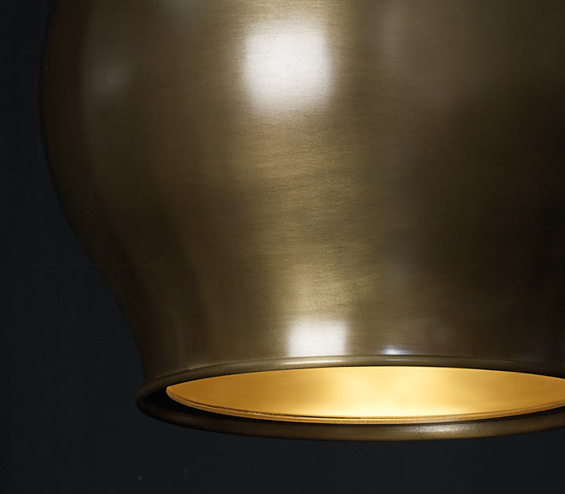 Dettaglio di Anfora, lampada a sospensione a LED in bronzo con diffusore in metacrilato, del catalogo di Promemoria