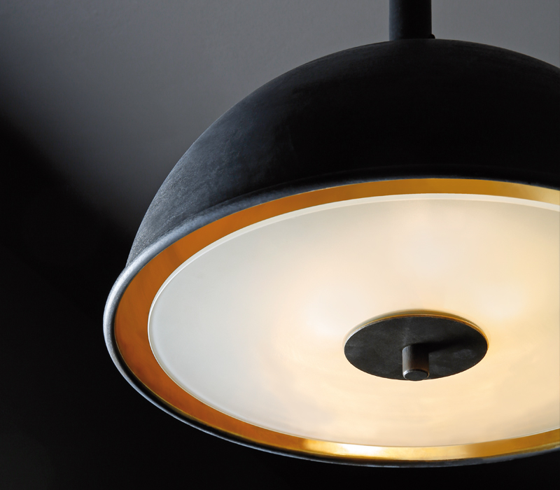 Dettaglio di Charlotte, lampada a sospensione a LED in bronzo con diffusore in metacrilato, del catalogo di Promemoria | Promemoria