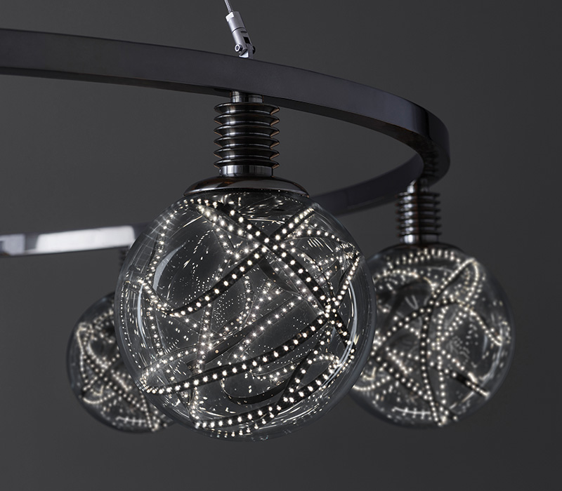 Detailansicht von „Higgs“, eine von Castiglioni designte LED-Hängeleuchte aus Muranoglas, die in verschiedenen Farben erhältlich ist, aus dem Katalog von Promemoria | Promemoria