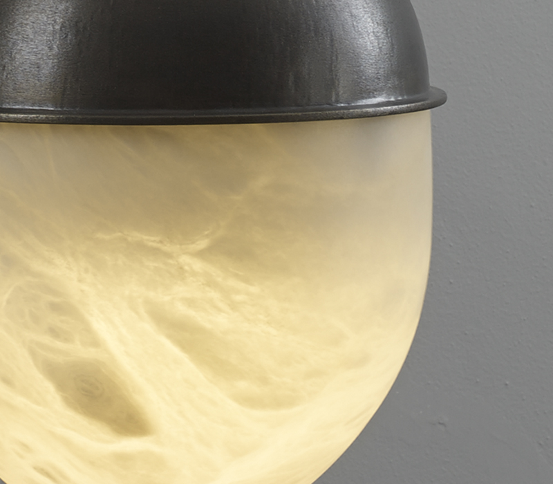 Dettaglio del paralume in alabastro di Jorinda, lampada a sospensione in bronzo a LED del catalogo di Promemoria | Promemoria