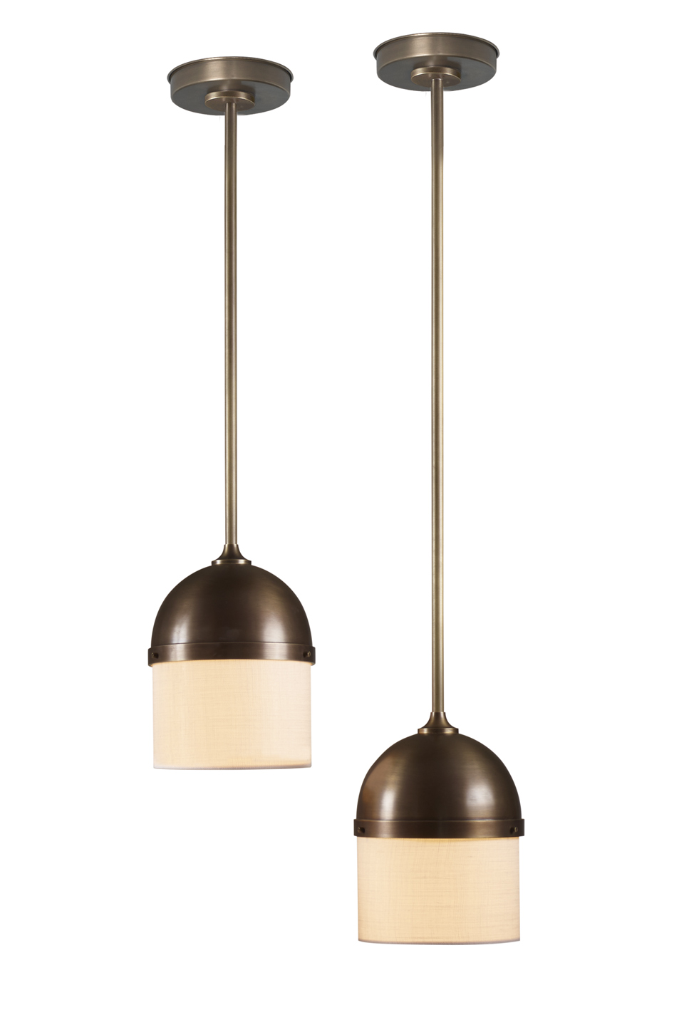 „Ombretta“ ist eine LED-Hängeleuchte aus Bronze mit einem Lampenschirm aus Leinen, Baumwolle oder Seide, aus dem Katalog von Promemoria | Promemoria