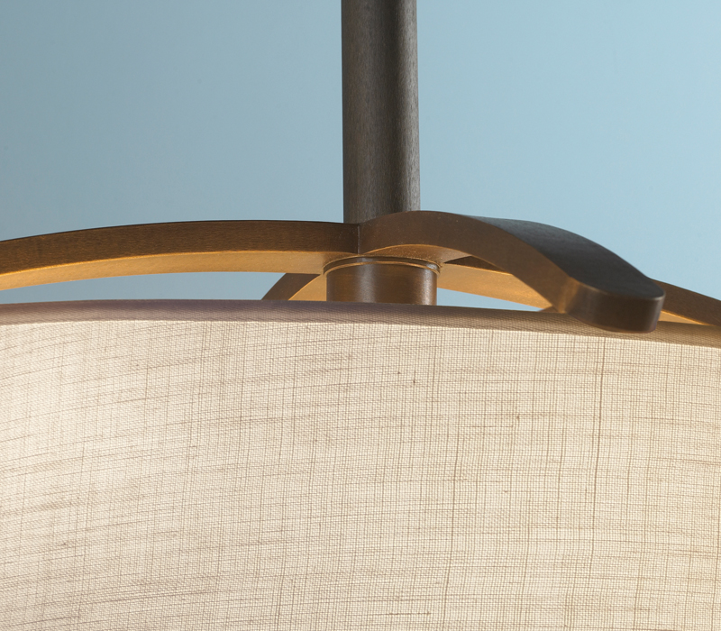 Détail de Pia, suspension LED en bronze, agrémentée d’un abat-jour avec bordure cousue main. Ce luminaire figure dans le catalogue Promemoria | Promemoria