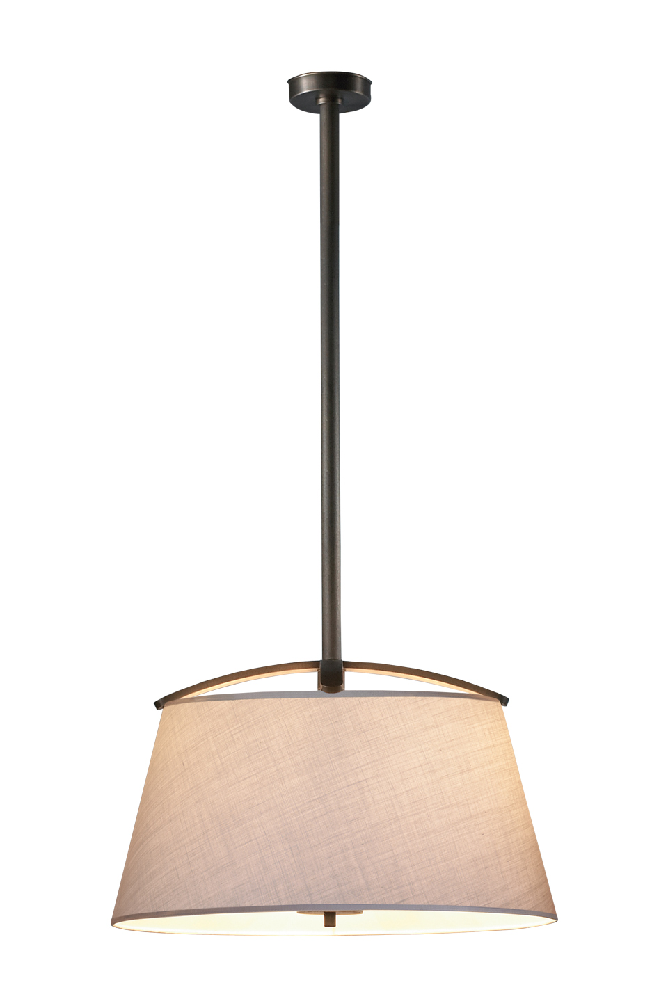 „Pia“ ist eine LED-Hängeleuchte aus Bronze mit einem Lampenschirm mit handgenähter Borte, aus dem Katalog von Promemoria | Promemoria