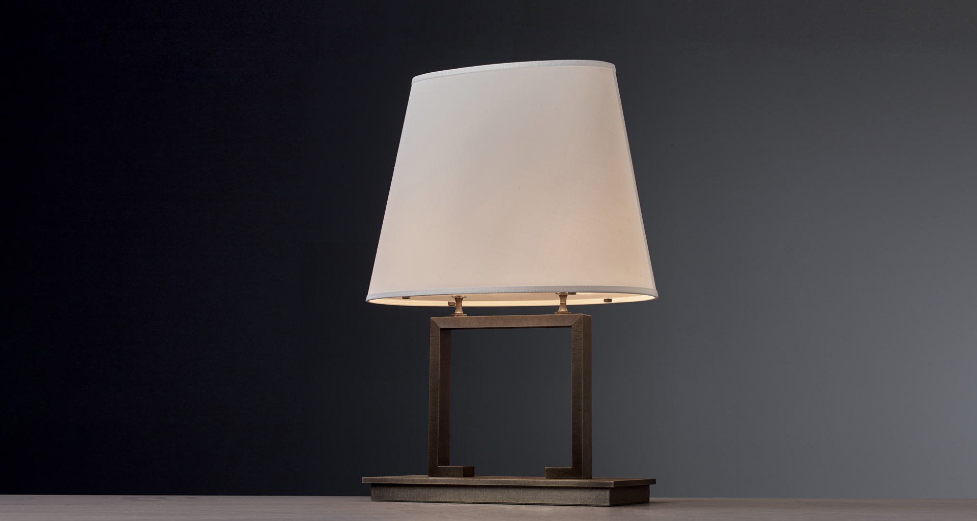 Agatha è una lampada da tavolo a LED con struttura in bronzo e paralume in lino, cotone o seta bordata a mano, del catalogo di Promemoria | Promemoria