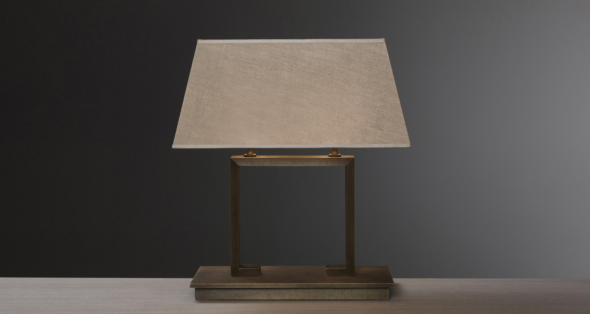 Agatha è una lampada da tavolo a LED con struttura in bronzo e paralume in lino, cotone o seta bordata a mano, del catalogo di Promemoria | Promemoria