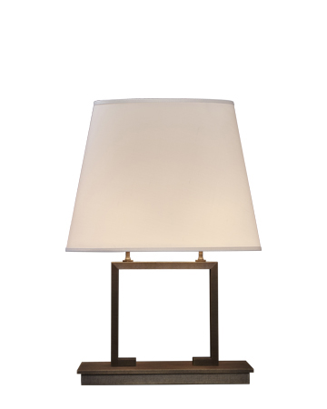 „Agatha“ ist eine LED-Tischleuchte mit einer Grundstruktur aus Bronze und einem Lampenschirm aus Leinen, Baumwolle oder Seide mit handgenähter Borte, von Promemoria | Promemoria