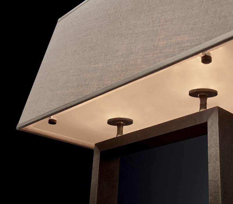 Detailansicht von „Agatha“, LED-Tischleuchte mit einer Grundstruktur aus Bronze und einem Lampenschirm aus Leinen, Baumwolle oder Seide mit handgenähter Borte, von Promemoria | Promemoria