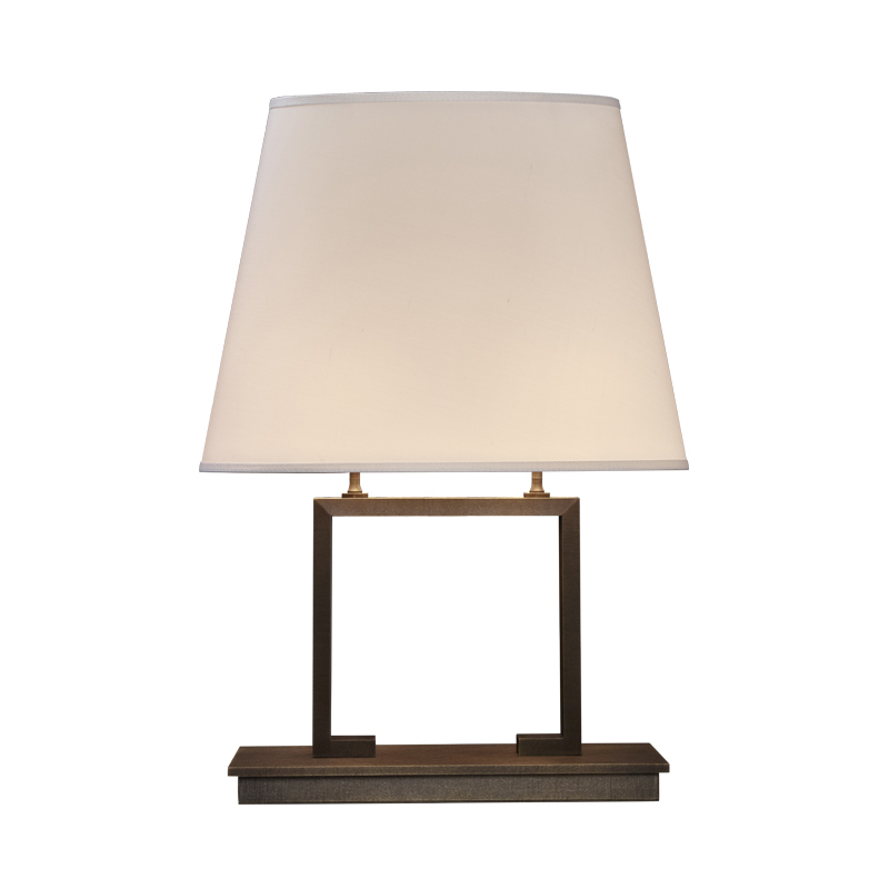 „Agatha“ ist eine LED-Tischleuchte mit einer Grundstruktur aus Bronze und einem Lampenschirm aus Leinen, Baumwolle oder Seide mit handgenähter Borte, von Promemoria | Promemoria