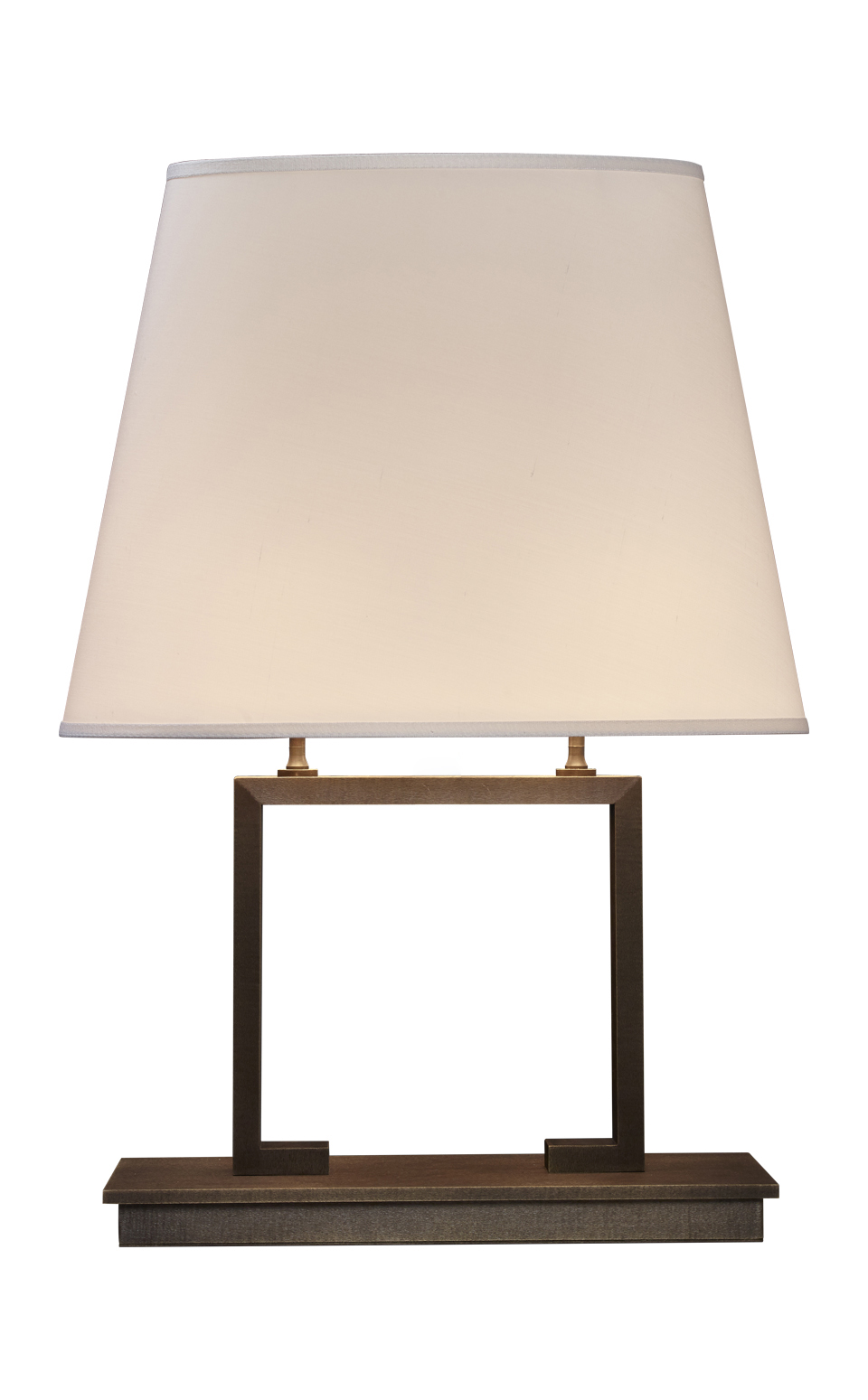 Agatha est une lampe LED à poser, avec un pied en bronze et un abat-jour en lin, coton ou soie avec bordure cousue main. Ce luminaire figure dans le catalogue Promemoria | Promemoria