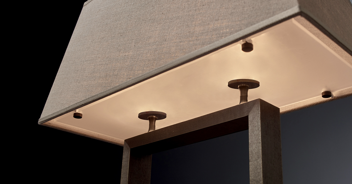 Agatha è una lampada da tavolo a LED con struttura in bronzo e paralume in lino, cotone o seta bordata a mano, del catalogo di Promemoria | Promemoria