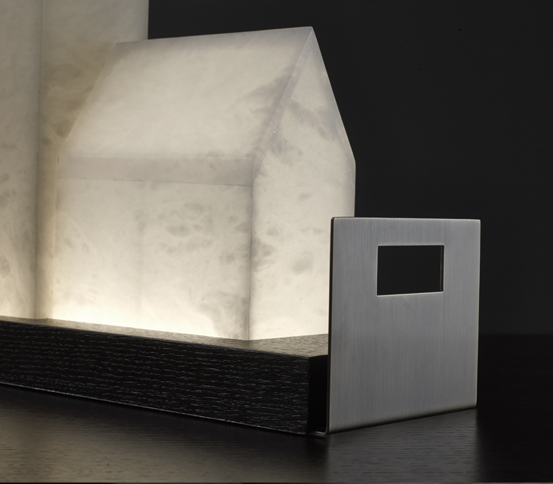 Détail de Casetta, lampe LED à poser, avec un plateau-socle en bois, des poignées en bronze et un corps-abat-jour en albâtre. Ce luminaire figure dans le catalogue Promemoria | Promemoria