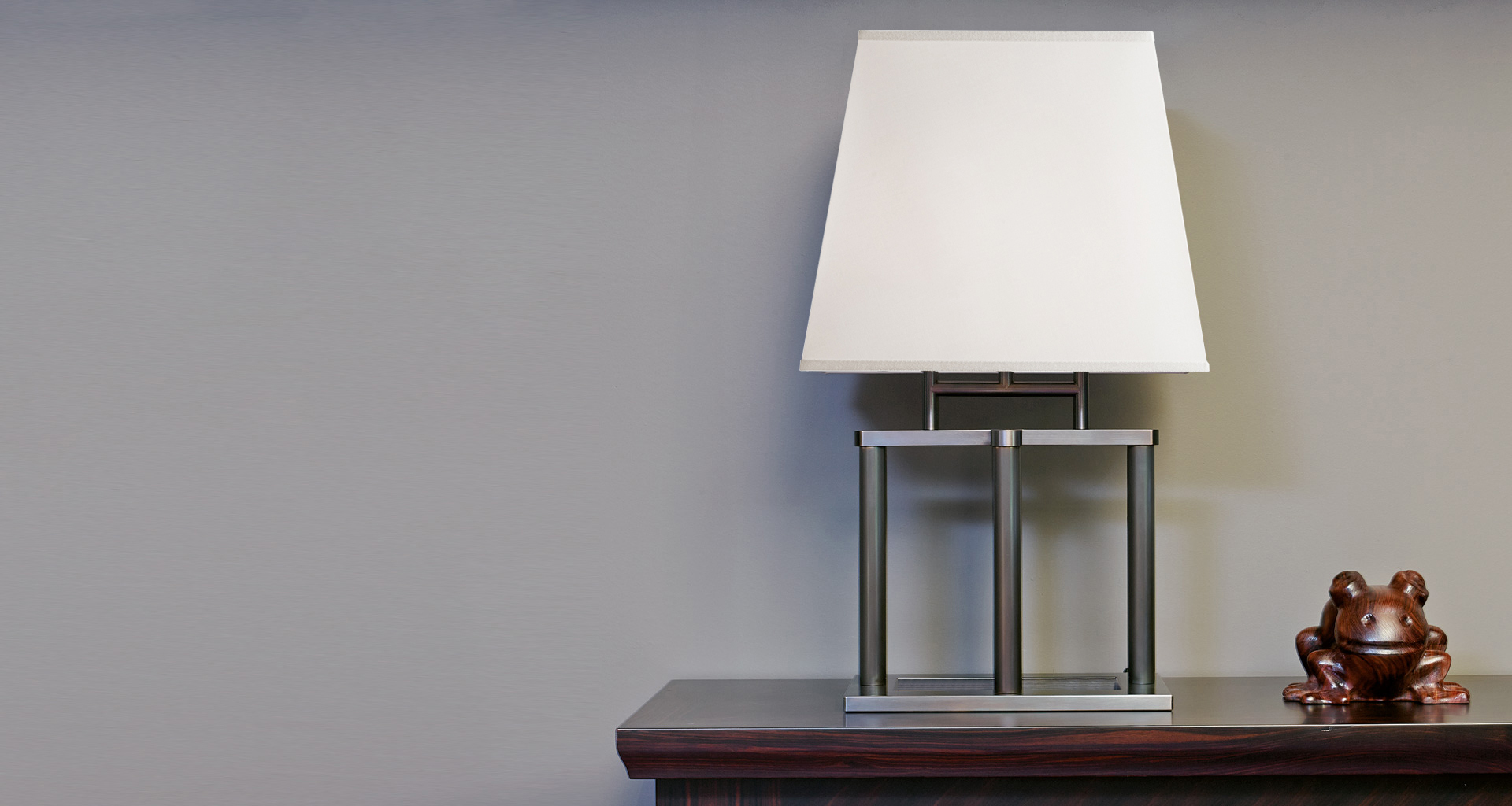Catherine è una lampada da tavolo a LED con struttura in bronzo e paralume ovale, rettangolare o con rientranze in lino, cotone o seta con bordo fatto a mano, del catalogo di Promemoria | Promemoria