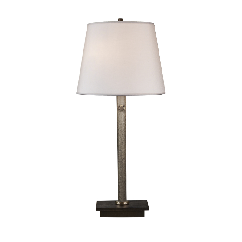 Cecile è una lampada da tavolo a LED con struttura in bronzo, paralume in lino, cotone o seta bordata a mano e diffusori in metacrilato, del catalogo di Promemoria | Promemoria