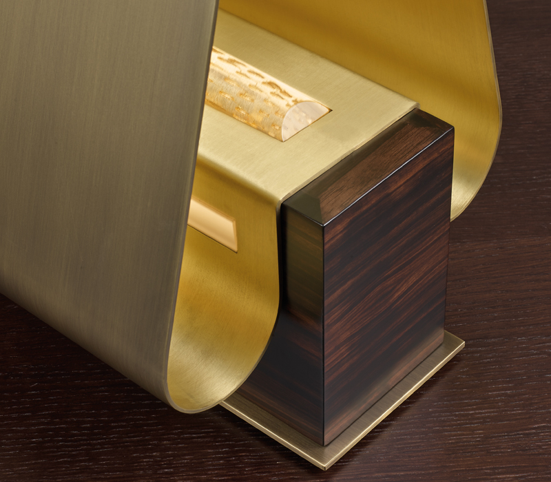 Dettaglio di Dodoma, lampada da tavolo con struttura in legno, paralume esterno in bronzo, interno in ottone e dettaglio in vetro di Murano della Capsule Collection di Bruno Moinard di Promemoria | Promemoria