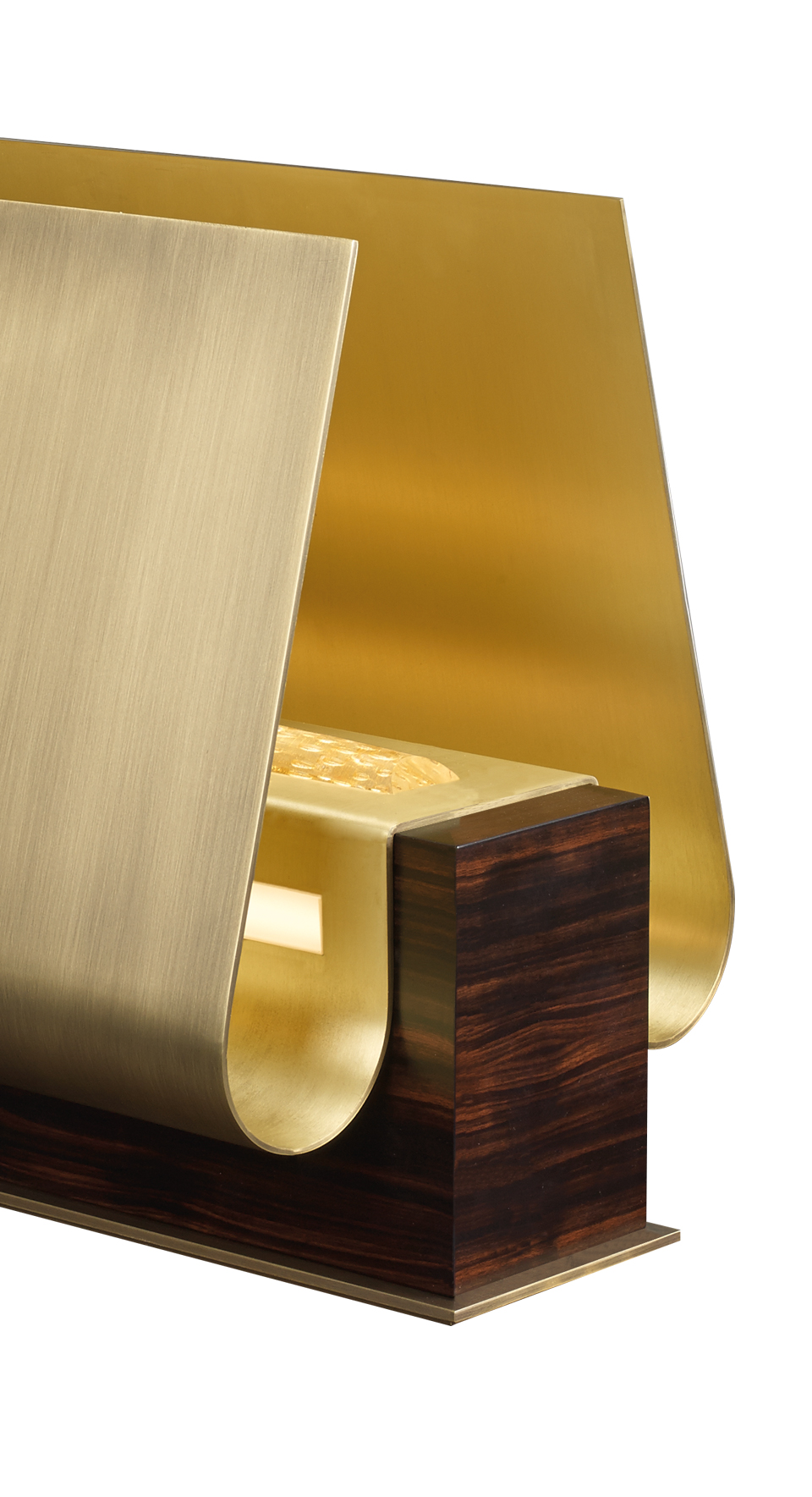 Dettaglio di Dodoma, lampada da tavolo con struttura in legno, paralume esterno in bronzo, interno in ottone e dettaglio in vetro di Murano della Capsule Collection di Bruno Moinard di Promemoria | Promemoria