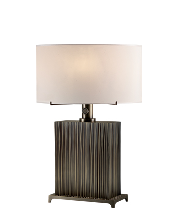 Eccleston est une lampe LED à poser, avec un pied en bronze et un abat-jour en soie avec bordure cousue main. Ce luminaire fait partie de la collection «The London Collection » de Promemoria | Promemoria