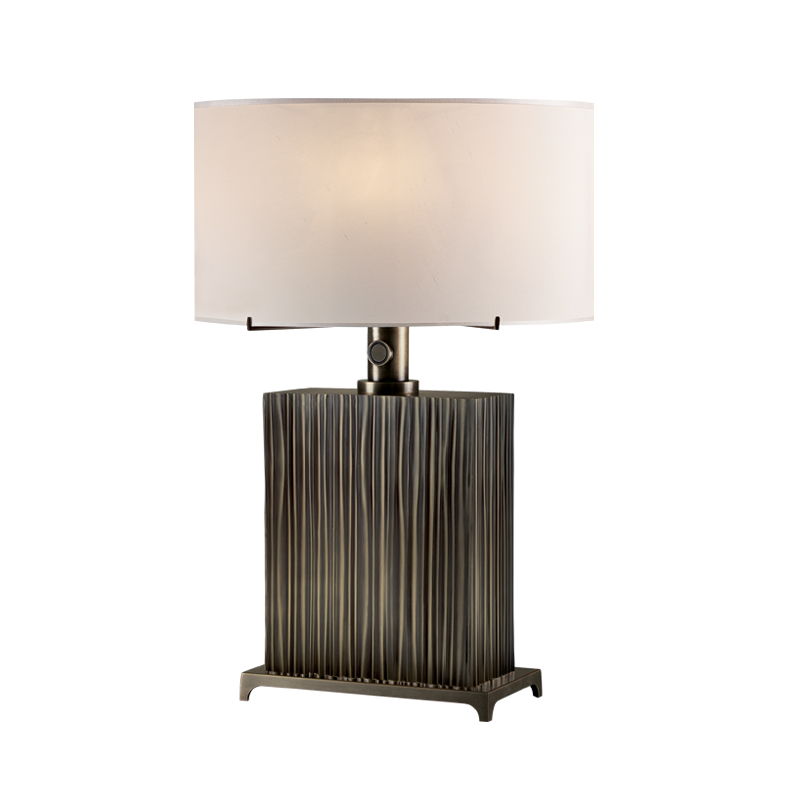 Eccleston è una lampada da tavolo a LED con struttura in bronzo e paralume in seta con bordo fatto a mano, della collezione The London Collection di Promemoria | Promemoria
